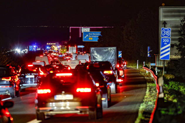 83-Jähriger verliert auf regennasser Fahrbahn der Autobahn 2 die Kontrolle über seinen Mercedes 300 SE Oldtimer - Verkehrsunfall mit 14 verletzten Insassen - ein Schwerverletzter kommt per Rettungshubschrauber in Klinik A2, Blick etwa 300 Meter vor der Anschlussstelle Bad Nenndorf auf die Unfallstelle. Der Verkehr staut sich auf mehrere Kilomenter. Auch die Umleitungsstrecken sind duch die etwa sechs stündige Vollsperrung überlastet. Bad Nenndorf Autobahn 2, Anschlussstelle Bad Niedersachsen, Schaumburg Germany