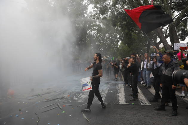 Guadalajara residents take to streets demanding clean and safe water GUADALAJARA, MEXICO - OCTOBER 11: Riot police clash with demonstrators outside the official Casa Jalisco residence during a protest over severe water contamination in Guadalajara, Mexico on October 11, 2026. Tensions flared outside the state governor s office as protesters, angered by the poor quality of drinking water in the metropolitan area, attempted to break through security lines. Stringer Anadolu Guadalajara Mexico. Editorial use only. Please get in touch for any other usage.  Copyright: x2026xAnadoluxStringerx