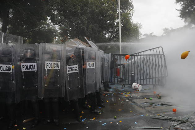 Guadalajara residents take to streets demanding clean and safe water GUADALAJARA, MEXICO - OCTOBER 11: Riot police clash with demonstrators outside the official Casa Jalisco residence during a protest over severe water contamination in Guadalajara, Mexico on October 11, 2026. Tensions flared outside the state governor s office as protesters, angered by the poor quality of drinking water in the metropolitan area, attempted to break through security lines. Stringer Anadolu Guadalajara Mexico. Editorial use only. Please get in touch for any other usage.  Copyright: x2026xAnadoluxStringerx