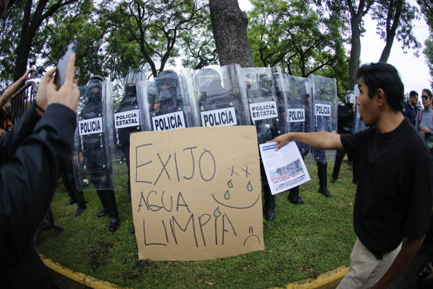 Guadalajara residents take to streets demanding clean and safe water GUADALAJARA, MEXICO - OCTOBER 11: (EDITORS NOTE: This image was shot with a fisheye lens) Riot police clash with demonstrators outside the official Casa Jalisco residence during a protest over severe water contamination in Guadalajara, Mexico on October 11, 2026. Tensions flared outside the state governor s office as protesters, angered by the poor quality of drinking water in the metropolitan area, attempted to break through security lines. Stringer Anadolu Guadalajara Mexico. Editorial use only. Please get in touch for any other usage.  Copyright: x2026xAnadoluxStringerx