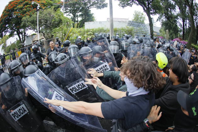 Guadalajara residents take to streets demanding clean and safe water GUADALAJARA, MEXICO - OCTOBER 11: (EDITORS NOTE: This image was shot with a fisheye lens) Riot police clash with demonstrators outside the official Casa Jalisco residence during a protest over severe water contamination in Guadalajara, Mexico on October 11, 2026. Tensions flared outside the state governor s office as protesters, angered by the poor quality of drinking water in the metropolitan area, attempted to break through security lines. Stringer Anadolu Guadalajara Mexico. Editorial use only. Please get in touch for any other usage.  Copyright: x2026xAnadoluxStringerx