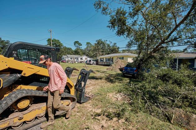 October 11, 2026, Pensacola, Florida, U.S: October 11, 2026 Pensacola, Florida USA: Jesse Roper of Deep South Landscaping removes debris after the arrival of Hurricane Isaias. Pensacola U.S - ZUMAa14_ 20261011_zaf_a14_011 Copyright: xDanxAndersonx