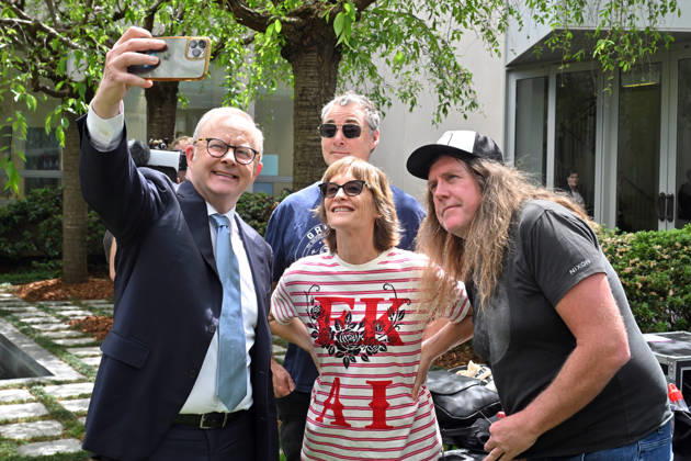 SPIDERBAIT PARLIAMENT HOUSE, Prime Minister Anthony Albanese takes a selfie with members of the rock band Spiderbait at Parliament House in Canberra, Monday, October 12, 2026. ( NO ARCHIVING CANBERRA AUSTRALIAN CAPITAL TERRITORY Australia  Copyright: xMICKxTSIKASx 20261012176130062806