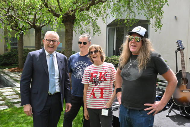 SPIDERBAIT PARLIAMENT HOUSE, Prime Minister Anthony Albanese with members of the rock band Spiderbait at Parliament House in Canberra, Monday, October 12, 2026. ( NO ARCHIVING CANBERRA AUSTRALIAN CAPITAL TERRITORY Australia  Copyright: xMICKxTSIKASx 20261012143871998433