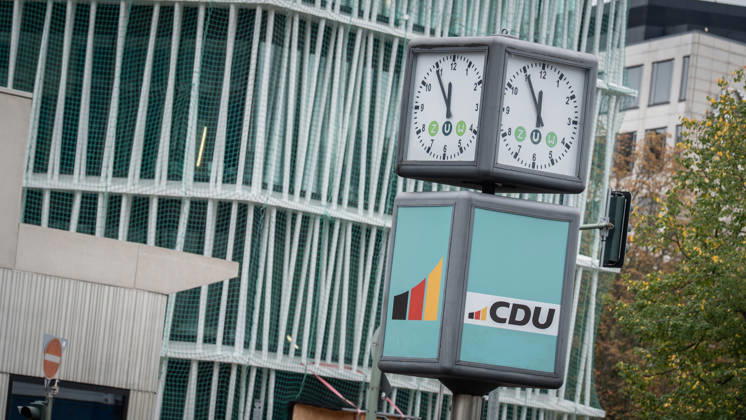 Die Uhr vor dem Konrad-Adenauer-Haus zeigt fünf vor zwölf kurz vor Beginn der Präsidiumsklausur;Präsidiumsklausurtagung der CDU Deutschlands in Berlin, Oktober 2026, Berlin Berlin Deutschland Konrad-Adenauer-Haus
