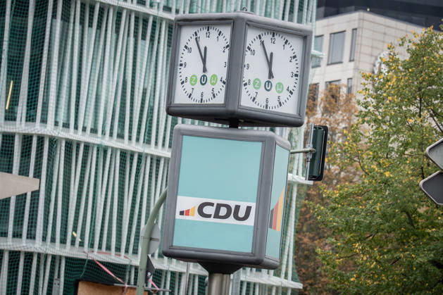 Die Uhr vor dem Konrad-Adenauer-Haus zeigt fünf vor zwölf kurz vor Beginn der Präsidiumsklausur;Präsidiumsklausurtagung der CDU Deutschlands in Berlin, Oktober 2026, Berlin Berlin Deutschland Konrad-Adenauer-Haus