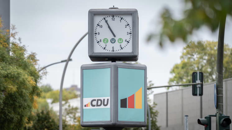 Die Uhr vor dem Konrad-Adenauer-Haus zeigt fünf vor zwölf kurz vor Beginn der Präsidiumsklausur;Präsidiumsklausurtagung der CDU Deutschlands in Berlin, Oktober 2026, Berlin Berlin Deutschland Konrad-Adenauer-Haus
