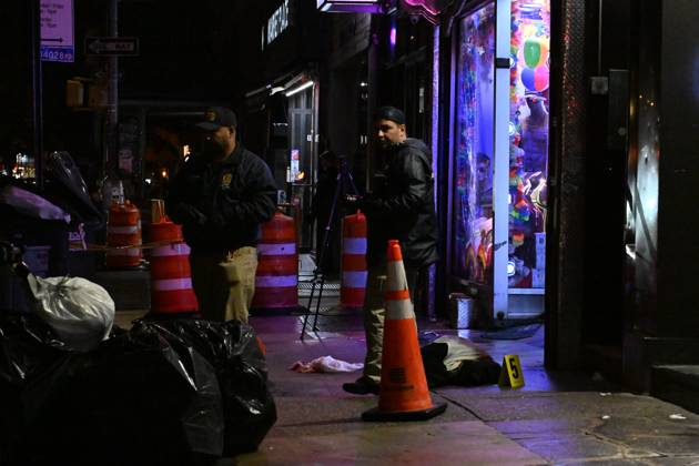 Man Killed After Assault Near Rainbow Station Sex Shop In Manhattan New York - 11 October 2026 NYPD officers work the scene outside Rainbow Station sex shop on 8th Avenue where a man died after reportedly being assaulted within the confines of the 10th precinct in Manhattan, New York, United States on Sunday, October 11, 2026. Sunday evening at approximately 9:10 pm the incident took place. Clothing, shoes and blood were discovered at the scene. The victim was taken to Bellevue Hospital where he was pronounced dead. There are no arrests and the investigation is ongoing by the NYPD. Manhattan United States Copyright: xKylexMazzax xSOPAxImagesx Kyle-Mazza-1458089