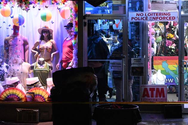 Man Killed After Assault Near Rainbow Station Sex Shop In Manhattan New York - 11 October 2026 NYPD officers work the scene outside Rainbow Station sex shop on 8th Avenue where a man died after reportedly being assaulted within the confines of the 10th precinct in Manhattan, New York, United States on Sunday, October 11, 2026. Sunday evening at approximately 9:10 pm the incident took place. Clothing, shoes and blood were discovered at the scene. The victim was taken to Bellevue Hospital where he was pronounced dead. There are no arrests and the investigation is ongoing by the NYPD. Manhattan United States Copyright: xKylexMazzax xSOPAxImagesx Kyle-Mazza-1458106