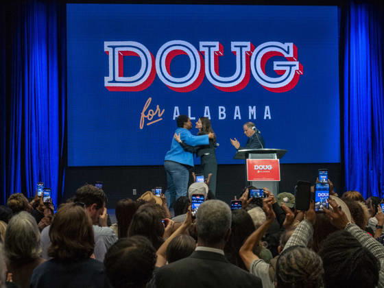 October 11, 2026, Huntsville, Alabama, USA: Alabama Democratic gubernatorial candidate DOUG JONES and his wife LOUISE JONES welcome former Georgia House of Representatives minority leader STACEY ABRAMS before she speaks on behalf of Jones candidacy. Huntsville USA - ZUMAd155 20261011_znp_d155_019 Copyright: xSuexDorfmanx