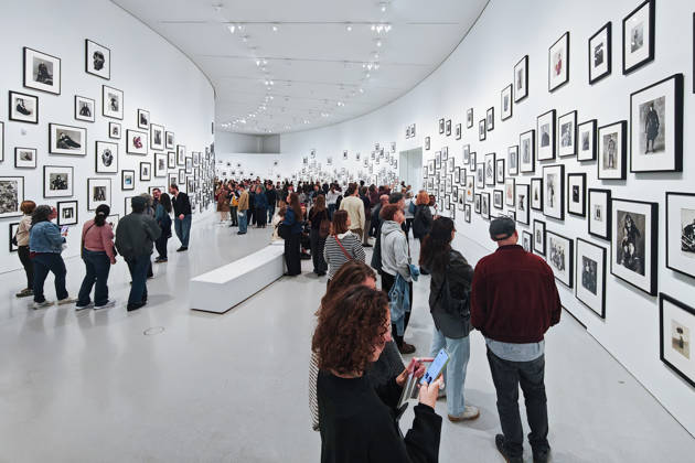 Remember Me Exhibition: The Pinault Collection Showcases Irving Penn in All His Glory, Alongside the Greatest Photographers. A total of 700 photographs by 70 artists are on display at the former Paris Stock Exchange, a dazzling display of 450 photographs by the American artist known for his portraits and still lifes, alongside great names such as Man Ray and Raymond Depardon. On view through January 10. 460399 2026 10 11 PARIS France (no personal information)  Copyright: xL.Urmanx xStarfacex STAR_460399_003