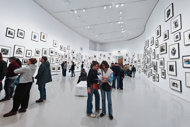 Remember Me Exhibition: The Pinault Collection Showcases Irving Penn in All His Glory, Alongside the Greatest Photographers. A total of 700 photographs by 70 artists are on display at the former Paris Stock Exchange, a dazzling display of 450 photographs by the American artist known for his portraits and still lifes, alongside great names such as Man Ray and Raymond Depardon. On view through January 10. 460399 2026 10 11 PARIS France (no personal information)  Copyright: xL.Urmanx xStarfacex STAR_460399_004