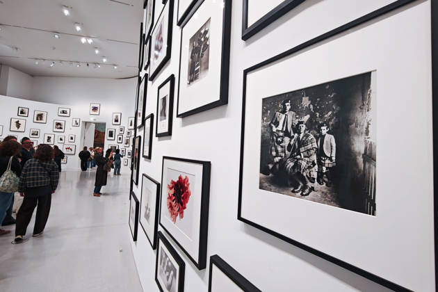 Remember Me Exhibition: The Pinault Collection Showcases Irving Penn in All His Glory, Alongside the Greatest Photographers. A total of 700 photographs by 70 artists are on display at the former Paris Stock Exchange, a dazzling display of 450 photographs by the American artist known for his portraits and still lifes, alongside great names such as Man Ray and Raymond Depardon. On view through January 10. 460399 2026 10 11 PARIS France (no personal information)  Copyright: xL.Urmanx xStarfacex STAR_460399_006