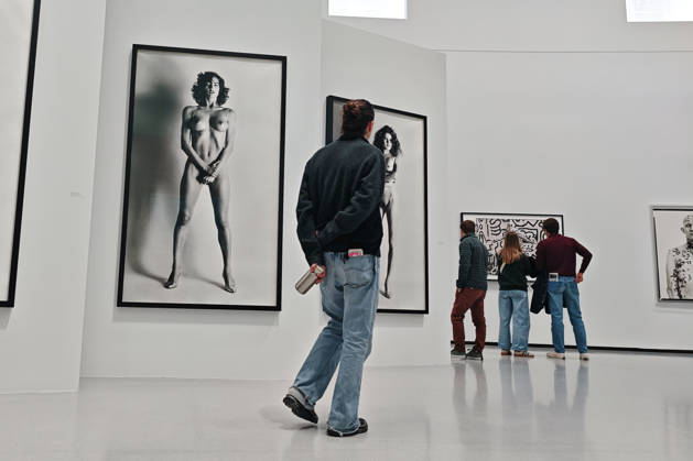 Remember Me Exhibition: The Pinault Collection Showcases Irving Penn in All His Glory, Alongside the Greatest Photographers. A total of 700 photographs by 70 artists are on display at the former Paris Stock Exchange, a dazzling display of 450 photographs by the American artist known for his portraits and still lifes, alongside great names such as Man Ray and Raymond Depardon. On view through January 10. 460399 2026 10 11 PARIS France (no personal information)  Copyright: xL.Urmanx xStarfacex STAR_460399_014