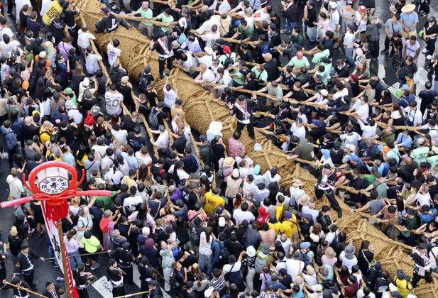 Tug-of-war festival in Okinawa People pull a 160-meter rope weighing 30 tons during Okinawa Prefecture s traditional tug-of-war festival in the prefectural capital Naha on Oct. 11, 2026.  A14AA0005630626P