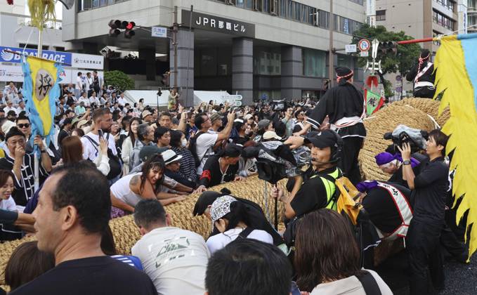 Tug-of-war festival in Okinawa People pull a 160-meter rope weighing 30 tons during Okinawa Prefecture s traditional tug-of-war festival in the prefectural capital Naha on Oct. 11, 2026.  A14AA0005630627P