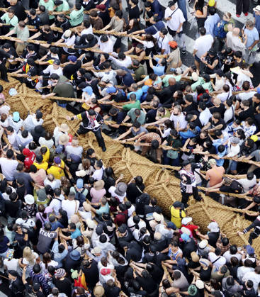 Tug-of-war festival in Okinawa People pull a 160-meter rope weighing 30 tons during Okinawa Prefecture s traditional tug-of-war festival in the prefectural capital Naha on Oct. 11, 2026.  A14AA0005630628P