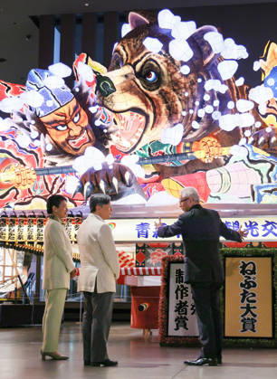 Emperor views Nebuta Festival float Japan s Emperor Naruhito (C) and Empress Masako look at a decorated float that was used at the Aomori Nebuta Festival in August, during a visit to a sightseeing facility in the northeastern Japan city on Oct. 11, 2026. (Pool photo)  A14AA0005630642P