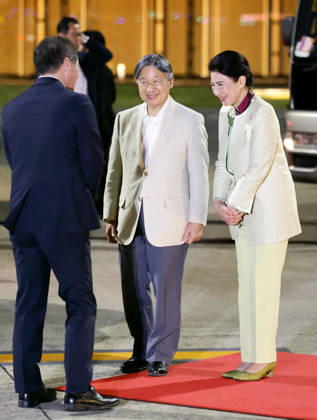 Emperor, empress end trip to Aomori Japanese Emperor Naruhito and Empress Masako arrive at Tokyo s Haneda airport on Oct. 11, 2026, following a two-day trip to Aomori Prefecture, northeastern Japan.  A14AA0005630648P