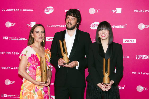 Sarah Willis, Andre Schuen und Alice Sara Ott bei der Verleihung des Opus Klassik 2026 im Konzerthaus am Gendarmenmarkt. Berlin, 11.10.2026