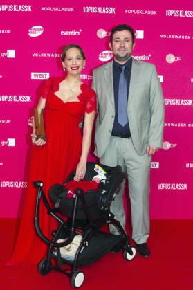 Anna Lucia Richter mit Ehemann Mateo und 14 Tage alter Tochter bei der Verleihung des Opus Klassik 2026 im Konzerthaus am Gendarmenmarkt. Berlin, 11.10.2026