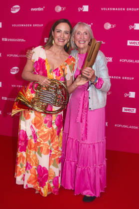 Sarah Willis mit Mutter bei der Verleihung des Opus Klassik 2026 im Konzerthaus am Gendarmenmarkt. Berlin, 11.10.2026