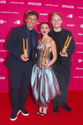 Jonas Kaufmann, Esther Abrami und Alexander Malofeev bei der Verleihung des Opus Klassik 2026 im Konzerthaus am Gendarmenmarkt. Berlin, 11.10.2026