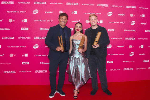 Jonas Kaufmann, Esther Abrami und Alexander Malofeev bei der Verleihung des Opus Klassik 2026 im Konzerthaus am Gendarmenmarkt. Berlin, 11.10.2026