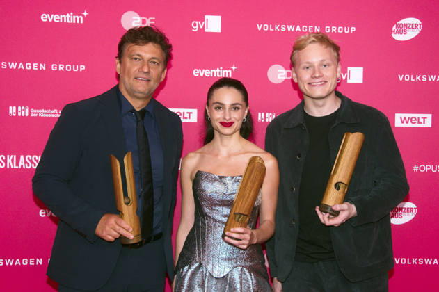 Jonas Kaufmann, Esther Abrami und Alexander Malofeev bei der Verleihung des Opus Klassik 2026 im Konzerthaus am Gendarmenmarkt. Berlin, 11.10.2026