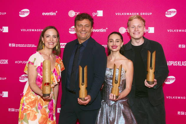 Sarah Willis, Jonas Kaufmann, Esther Abrami und Alexander Malofeev bei der Verleihung des Opus Klassik 2026 im Konzerthaus am Gendarmenmarkt. Berlin, 11.10.2026