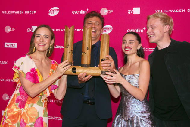 Sarah Willis, Jonas Kaufmann, Esther Abrami und Alexander Malofeev bei der Verleihung des Opus Klassik 2026 im Konzerthaus am Gendarmenmarkt. Berlin, 11.10.2026