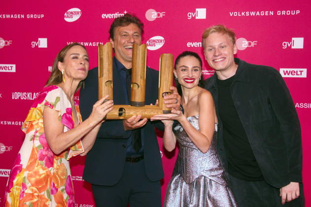 Sarah Willis, Jonas Kaufmann, Esther Abrami und Alexander Malofeev bei der Verleihung des Opus Klassik 2026 im Konzerthaus am Gendarmenmarkt. Berlin, 11.10.2026
