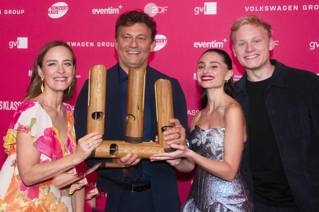Sarah Willis, Jonas Kaufmann, Esther Abrami und Alexander Malofeev bei der Verleihung des Opus Klassik 2026 im Konzerthaus am Gendarmenmarkt. Berlin, 11.10.2026