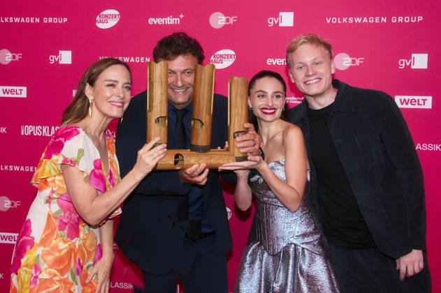 Sarah Willis, Jonas Kaufmann, Esther Abrami und Alexander Malofeev bei der Verleihung des Opus Klassik 2026 im Konzerthaus am Gendarmenmarkt. Berlin, 11.10.2026