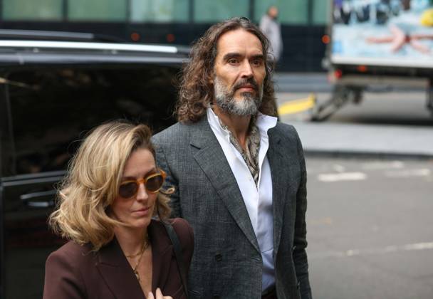 Russell Brand attends preliminary hearing on rape and sexual assault charges LONDON, UNITED KINGDOM - OCTOBER 12: Russell Brand (R), accompanied by his wife Laura Brand (L), arrives at Southwark Crown Court in London, United Kingdom, for a preliminary hearing over rape and sexual assault charges against him, on October 12, 2026. Zeynep Demir Anadolu London United Kingdom. Editorial use only. Please get in touch for any other usage.  Copyright: x2026xAnadoluxZeynepxDemirx