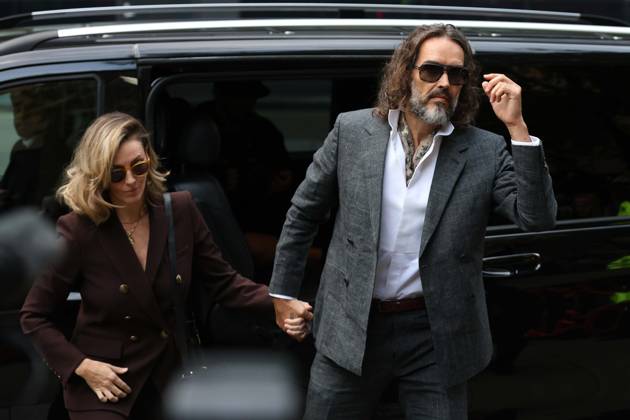 Russell Brand attends preliminary hearing on rape and sexual assault charges LONDON, UNITED KINGDOM - OCTOBER 12: Russell Brand (R), accompanied by his wife Laura Brand (L), arrives at Southwark Crown Court in London, United Kingdom, for a preliminary hearing over rape and sexual assault charges against him, on October 12, 2026. Zeynep Demir Anadolu London United Kingdom. Editorial use only. Please get in touch for any other usage.  Copyright: x2026xAnadoluxZeynepxDemirx