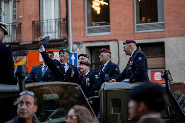 October 12 Parade for Hispanic Heritage Day Members of the UEP (European Union of Parachutists) pose for a photo during the solemn ceremony honoring the national flag and the military parade for October 12, Hispanic Heritage Day, in Plaza de Cánovas del Castillo, on October 12, 2026, in Madrid, Spain. The ceremonies begin with the raising of the flag and are followed by a tribute to those who gave their lives for the country. Subsequently, the military air and ground parades begin. Approximately 4,400 members of the Armed Forces, the security forces, and various civilian public institutions are participating this year in the parade presided over by the King and Queen. The aerial parade featured 50 fighter, training, and transport aircraft, Copyright: xGabrielxLuengasx 7840486