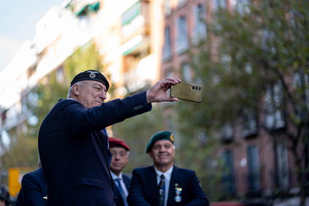 October 12 Parade for Hispanic Heritage Day Members of the UEP (European Union of Parachutists) pose for a photo during the solemn ceremony honoring the national flag and the military parade for October 12, Hispanic Heritage Day, in Plaza de Cánovas del Castillo, on October 12, 2026, in Madrid, Spain. The ceremonies begin with the raising of the flag and are followed by a tribute to those who gave their lives for the country. Subsequently, the military air and ground parades begin. Approximately 4,400 members of the Armed Forces, the security forces, and various civilian public institutions are participating this year in the parade presided over by the King and Queen. The aerial parade featured 50 fighter, training, and transport aircraft, Copyright: xGabrielxLuengasx 7840487