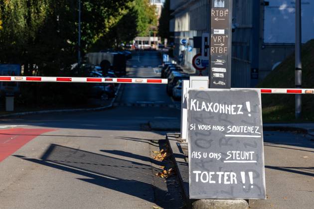 This image shows a striker picket at the RTBF during a strike in the public services in Belgium, against the Federal Government s budgetary measures, organised by the trade unions on Monday 12 October 2026 in Brussels.  NICOLASxMAETERLINCK 189537844