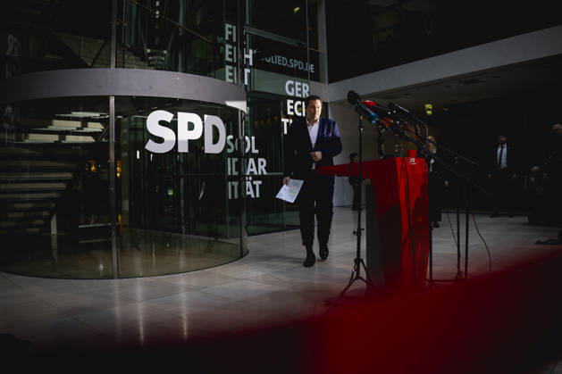 Lars Klingbeil, Vizekanzler, Bundesminister der Finanzen und Parteivorsitzender der SPD, spricht zu den Medien in Berlin, 12.10.2026. Die Pressekonferenz folgt auf den angekuendigten Ruecktritt von Baerbel Bas, Bundesministerin fuer Arbeit und Soziales, und der daraus resultierenden Praesidiumssitzung der SPD. Berlin Deutschland Copyright: xJulianexSonntagx