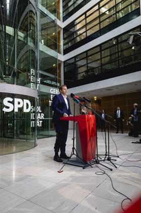 Lars Klingbeil, Vizekanzler, Bundesminister der Finanzen und Parteivorsitzender der SPD, spricht zu den Medien in Berlin, 12.10.2026. Die Pressekonferenz folgt auf den angekuendigten Ruecktritt von Baerbel Bas, Bundesministerin fuer Arbeit und Soziales, und der daraus resultierenden Praesidiumssitzung der SPD. Berlin Deutschland Copyright: xJulianexSonntagx