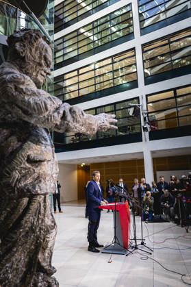 Lars Klingbeil, Vizekanzler, Bundesminister der Finanzen und Parteivorsitzender der SPD, spricht zu den Medien in Berlin, 12.10.2026. Die Pressekonferenz folgt auf den angekuendigten Ruecktritt von Baerbel Bas, Bundesministerin fuer Arbeit und Soziales, und der daraus resultierenden Praesidiumssitzung der SPD. Berlin Deutschland Copyright: xJulianexSonntagx