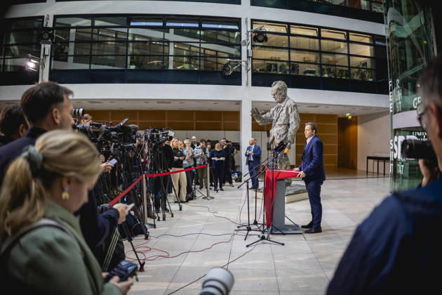 Lars Klingbeil, Vizekanzler, Bundesminister der Finanzen und Parteivorsitzender der SPD, spricht zu den Medien in Berlin, 12.10.2026. Die Pressekonferenz folgt auf den angekuendigten Ruecktritt von Baerbel Bas, Bundesministerin fuer Arbeit und Soziales, und der daraus resultierenden Praesidiumssitzung der SPD. Berlin Deutschland Copyright: xJulianexSonntagx