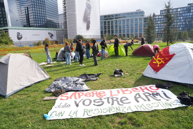 RECORD DATE NOT STATED IPA89591496 - Milan, October 12, 2026: Tents at the Biblioteca degli Alberi: University students from the Unione degli Universitari (UDU) are camping out to protest the high cost of living and skyrocketing rents  Copyright: xx xDuilioxPiaggesix IPA89591496.jpeg