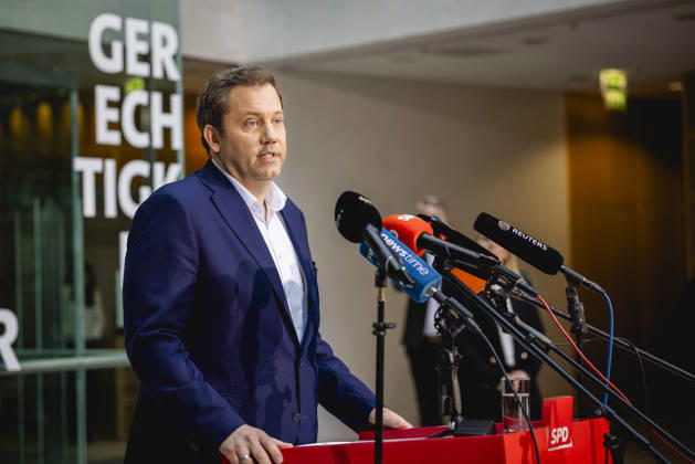 Lars Klingbeil, Vizekanzler, Bundesminister der Finanzen und Parteivorsitzender der SPD, spricht zu den Medien in Berlin, 12.10.2026. Die Pressekonferenz folgt auf den angekuendigten Ruecktritt von Baerbel Bas, Bundesministerin fuer Arbeit und Soziales, und der daraus resultierenden Praesidiumssitzung der SPD. Berlin Deutschland Copyright: xJulianexSonntagx
