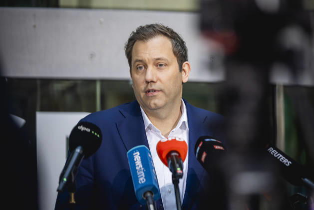 Lars Klingbeil, Vizekanzler, Bundesminister der Finanzen und Parteivorsitzender der SPD, spricht zu den Medien in Berlin, 12.10.2026. Die Pressekonferenz folgt auf den angekuendigten Ruecktritt von Baerbel Bas, Bundesministerin fuer Arbeit und Soziales, und der daraus resultierenden Praesidiumssitzung der SPD. Berlin Deutschland Copyright: xJulianexSonntagx
