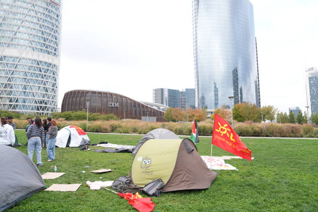 RECORD DATE NOT STATED IPA89591455 - Milan, October 12, 2026: Tents at the Biblioteca degli Alberi: University students from the Unione degli Universitari (UDU) are camping out to protest the high cost of living and skyrocketing rents  Copyright: xx xDuilioxPiaggesix IPA89591455.jpeg
