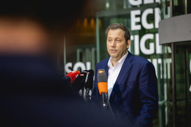 Lars Klingbeil, Vizekanzler, Bundesminister der Finanzen und Parteivorsitzender der SPD, spricht zu den Medien in Berlin, 12.10.2026. Die Pressekonferenz folgt auf den angekuendigten Ruecktritt von Baerbel Bas, Bundesministerin fuer Arbeit und Soziales, und der daraus resultierenden Praesidiumssitzung der SPD. Berlin Deutschland Copyright: xJulianexSonntagx
