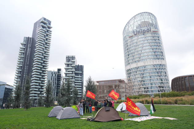 RECORD DATE NOT STATED IPA89591407 - Milan, October 12, 2026: Tents at the Biblioteca degli Alberi: University students from the Unione degli Universitari (UDU) are camping out to protest the high cost of living and skyrocketing rents  Copyright: xx xDuilioxPiaggesix IPA89591407.jpeg
