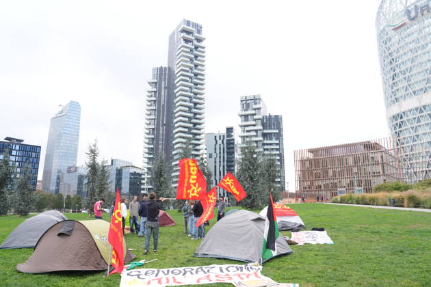RECORD DATE NOT STATED IPA89591417 - Milan, October 12, 2026: Tents at the Biblioteca degli Alberi: University students from the Unione degli Universitari (UDU) are camping out to protest the high cost of living and skyrocketing rents Copyright: xx xDuilioxPiaggesix IPA89591417.jpeg